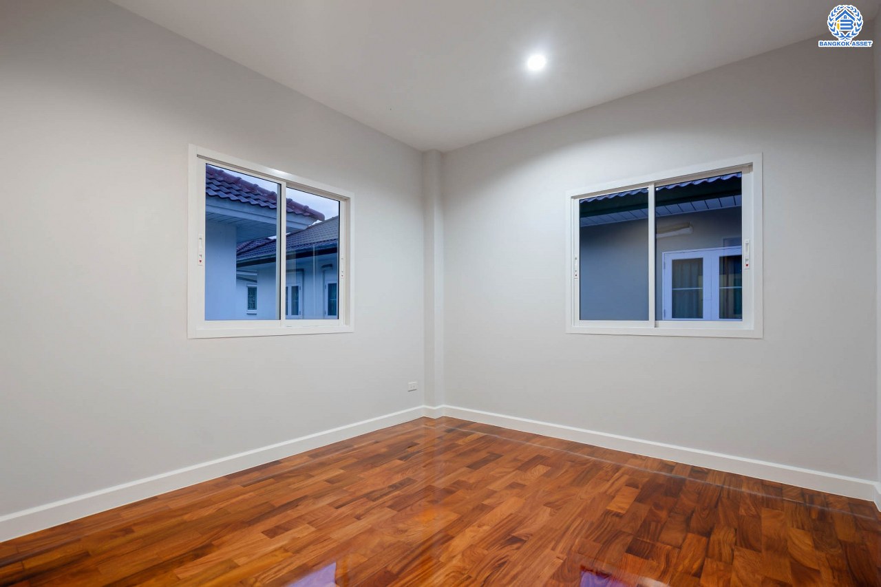 บ้านมือสองตกแต่งใหม่ โครงการ มณีรินทร์พาร์ค รัตนาธิเบศร์-ท่าอิฐ แบรนด์ Property Perfect เนื้อที่ 50 ตร.ว. ฟังก์ชัน 3 ห้องนอน 3 ห้องน้ำ จอดรถได้ 2 คัน บนทำเลศักยภาพ เชื่อมต่อทั้ง ถนนรัตนาธิเบศร์ และถนนราชพฤกษ์ ใจกลาง 2 เซ็นทรัลฯ ใกล้ทางด่วน "งามวงศ์วาน" และรถไฟฟ้า "สถานีบางรักน้อยท่าอิฐ"